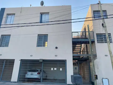 Departamento en alquiler con balcón y coch