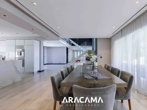 Casa en Venta con 2 cocheras