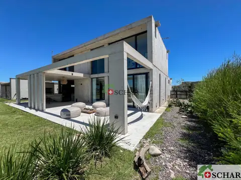 Casa 5 ambientes con 4 baños