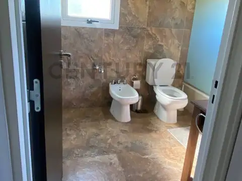 Casa en Alquiler con 2 cocheras
