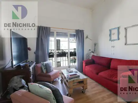 Venta casa de dos plantas con cochera en Robertson al 1000, Flores