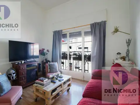 Venta casa de dos plantas con cochera en Robertson al 1000, Flores