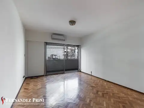 Semipiso 4 ambientes con balcón al frente, luminoso. Con lavadero independiente