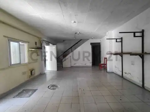 VENTA Galpón de 530 m² con local, oficinas y doble acceso | Uriburu 2051