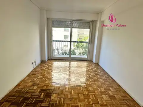 DEPARTAMENTO DE 2 AMBIENTES AL FRENTE CON BALCÓN, EN EXCELENTE UBICACIÓN.