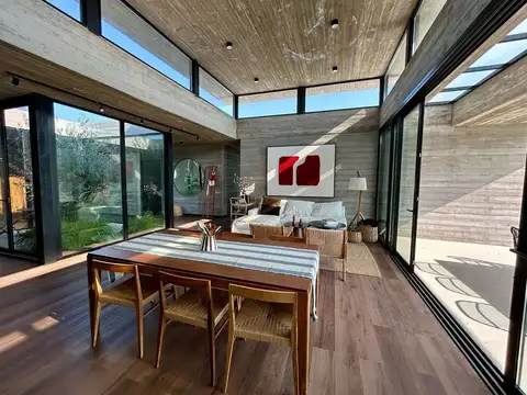 Casa 4 ambientes con 2 baños