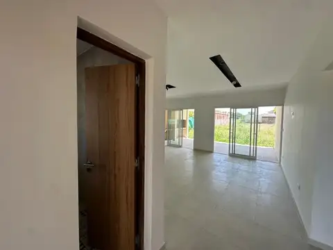 Casa en Alquiler con 2 cocheras