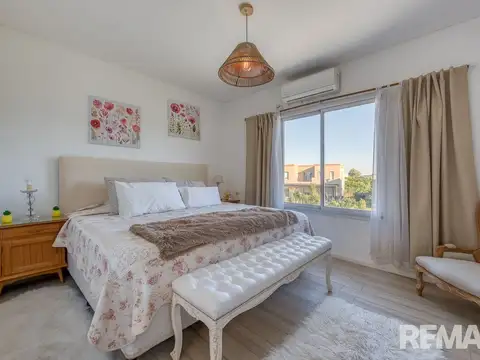 Casa en Venta con 4 cocheras