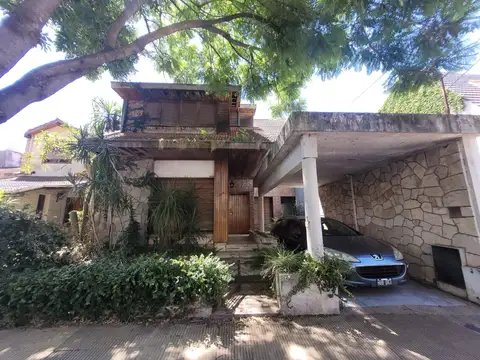 EXCELENTE CASA SOBRE LOTE PROPIO 8,66 x 37 — GRAN POTENCIAL — OLIVOS