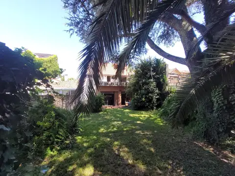 EXCELENTE CASA SOBRE LOTE PROPIO 8,66 x 37 — GRAN POTENCIAL — OLIVOS