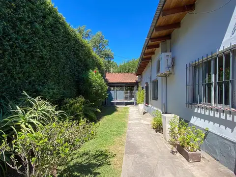 Casa de 5 ambientes con pileta y quincho en Burzaco EXCELENTE  