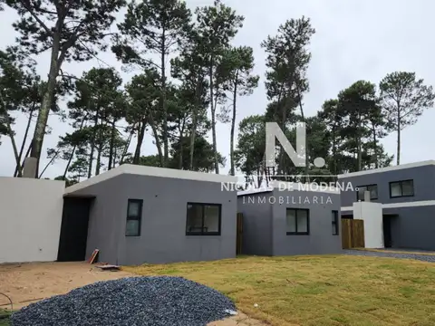 A estrenar casa de 2 dormitorios, en Parque Burnett con parrillero y estacionamiento para 2 autos