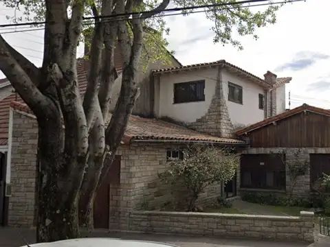 VENTA CASA PH DE 5 AMBIENTES  MAS ESTUDIO CON GRAN LOTE. QUINCHO, PARQUE Y GARAGE PARA 2 AUTOS. BERNAL OESTE CENTRO.