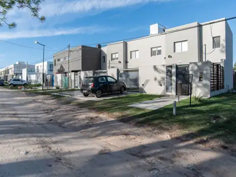 Casa dúplex tres dormitorios en venta Gonnet