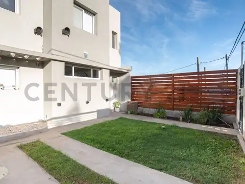 Casa dúplex tres dormitorios en venta Gonnet
