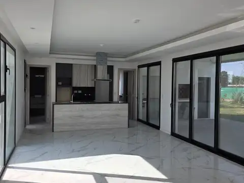 Casa 4 ambientes con 4 baños