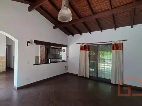 Casa en Alquiler con 2 cocheras