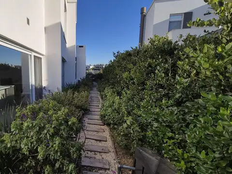 Casa 9 ambientes con 6 baños
