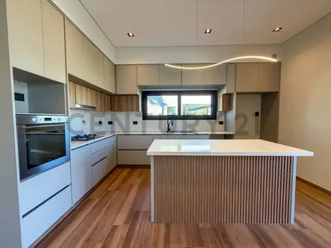 Casa en Venta con 4 cocheras