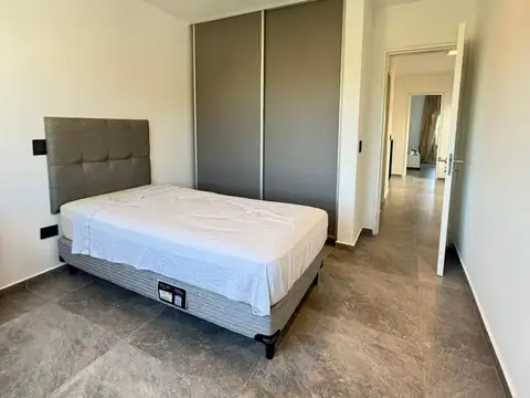 Casa en Alquiler con 2 cocheras