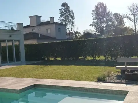 Casa en Venta con 2 cocheras