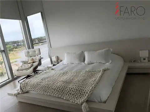 Apartamento sobre el mar en La Barra con terraza propia con piscina y parrillero