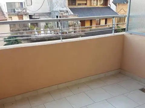 Departamento 1 ambiente al frente con balcón - Parque Chacabuco - Alquiler