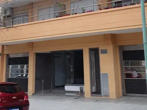 Departamento 1 ambiente al frente con balcón - Parque Chacabuco - Alquiler