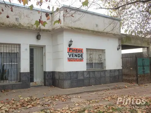Casa sobre calle Vieytes, extenso lote, 14 mts de frente. COLON. ENTRE RIOS.