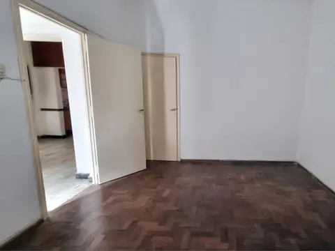 ¡Casa al Frente en planta baja con patio y terraza transitable!