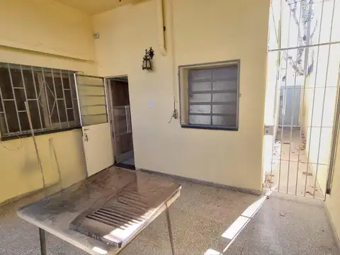 ¡Casa al Frente en planta baja con patio y terraza transitable!