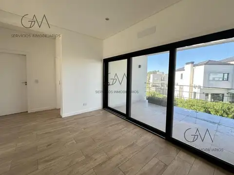 Casa en Alquiler con 2 cocheras