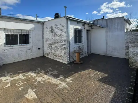Casa en venta - 2 Dormitorios 1 Baño - Chivilcoy