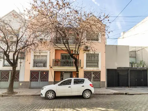 Venta de Tríplex 3 Ambientes con Patio y Parrilla vista a la Plaza – Villa Luro