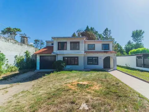 Casa 4 dorm y Servicio VENTA El Pinar Espaciosa