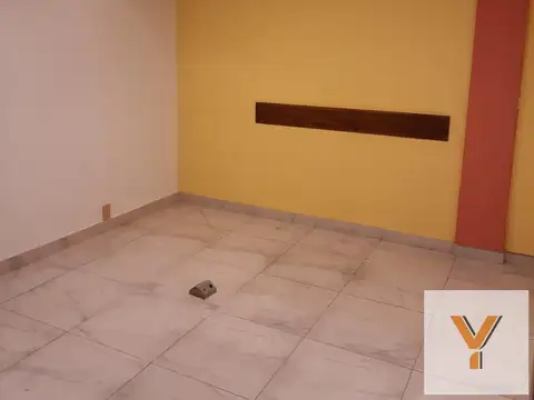 Av. Luis Saenz Peña e/ Yrigoyen Y Alsina