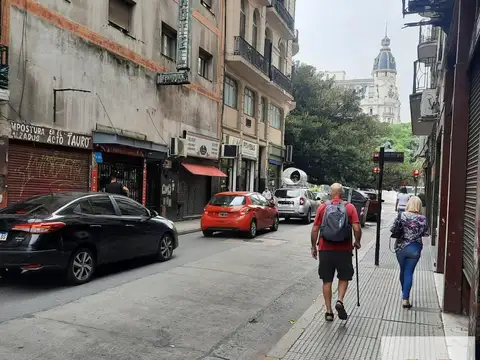 Av. Luis Saenz Peña e/ Yrigoyen Y Alsina