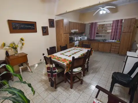 Casa 6 ambientes con 2 baños