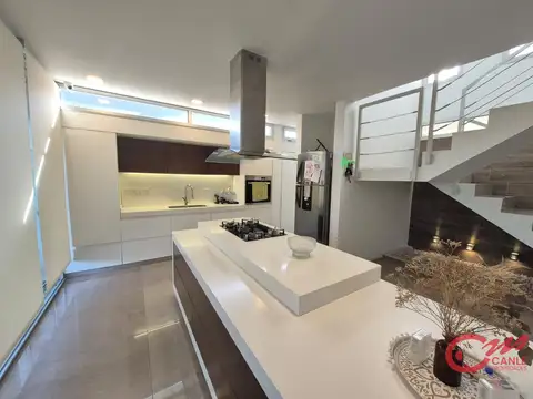 Casa en Venta con 3 cocheras