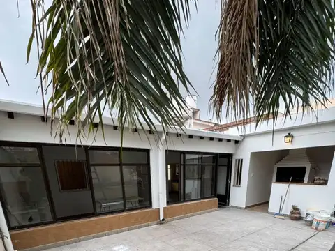 Casa 7 ambientes con 2 baños