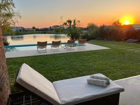 CASA A LAGUNA EN VENTA EN EL CANTON NORTE