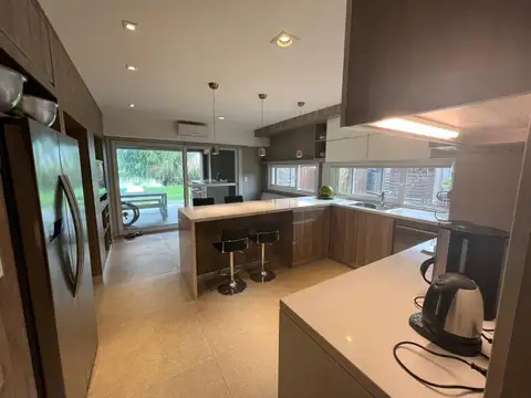 CASA A LAGUNA EN VENTA EN EL CANTON NORTE