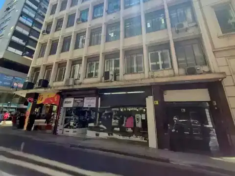 Viamonte al 700 y Esmeralda. 330 m2 totales, 320 m2 cubiertos. Hecha a Nuevo. Super luminosa. Recepción. 5 amplios despachos con aire acondicionado. 3 baños. Ideal Instituto - Salas de Baile – Pilates