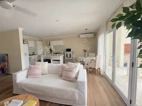 Casa 4 ambientes con 2 baños