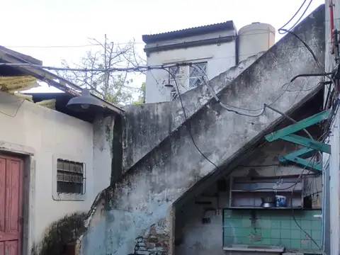 VIVIENDA CON DEPOSITO ATRAS