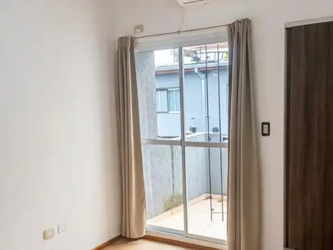 Duplex 2 ambientes con balcon propio.