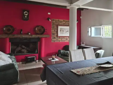 Casa 6 ambientes con 2 baños