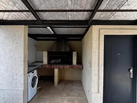 Casa en Alquiler con 2 cocheras