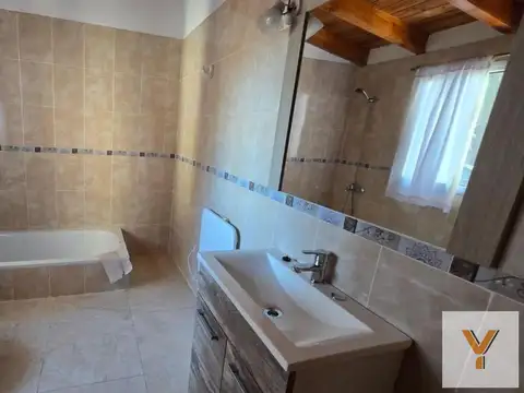 Casa 4 ambientes con 2 baños