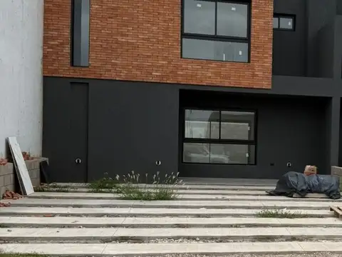 Venta Exclusivo Dúplex de 3 Dormitorios en Prados de Manantiales – Diseño Moderno y Confort Premium
